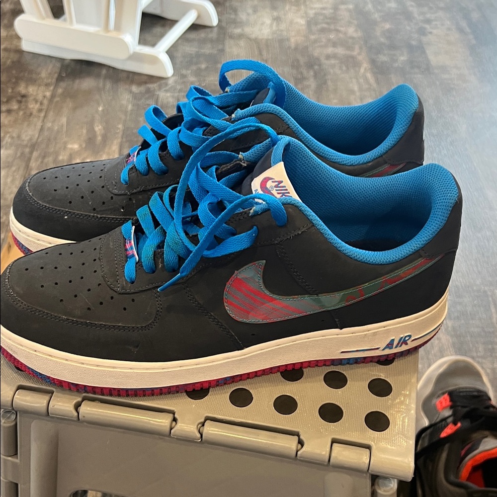 Nike Kids Black Sneakers with Blue Accents